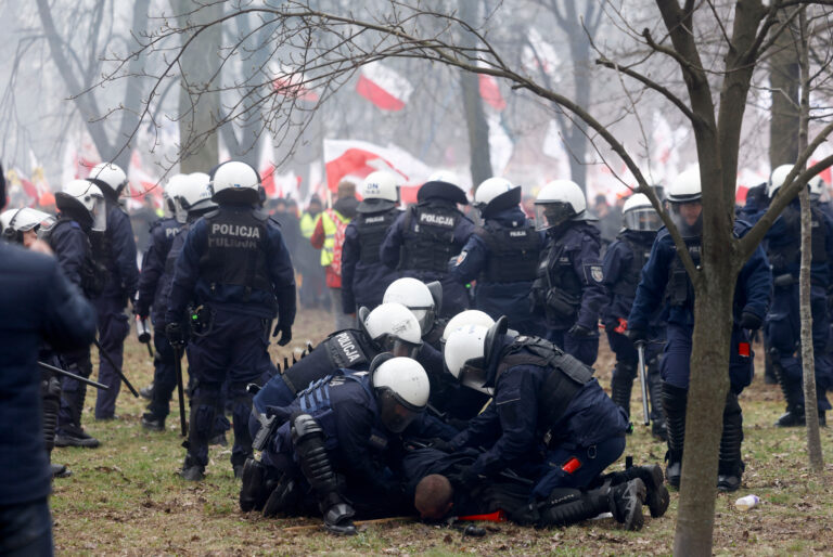 Protest rolników. Policja poszukuje kilkunastu osób i publikuje ich wizerunki - INFBusiness