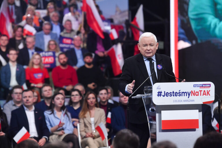 Kaczyński przebiera się za Tuska i chce Polski na TAK. Co może pójść nie tak? - INFBusiness