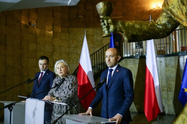 Od lewej: minister finansów Andrzej Domański, minister przemysłu Marzena Czarnecka i minister aktywów państwowych Borys Budka podczas briefingu w Katowicach /Jarek Praszkiewicz /PAP