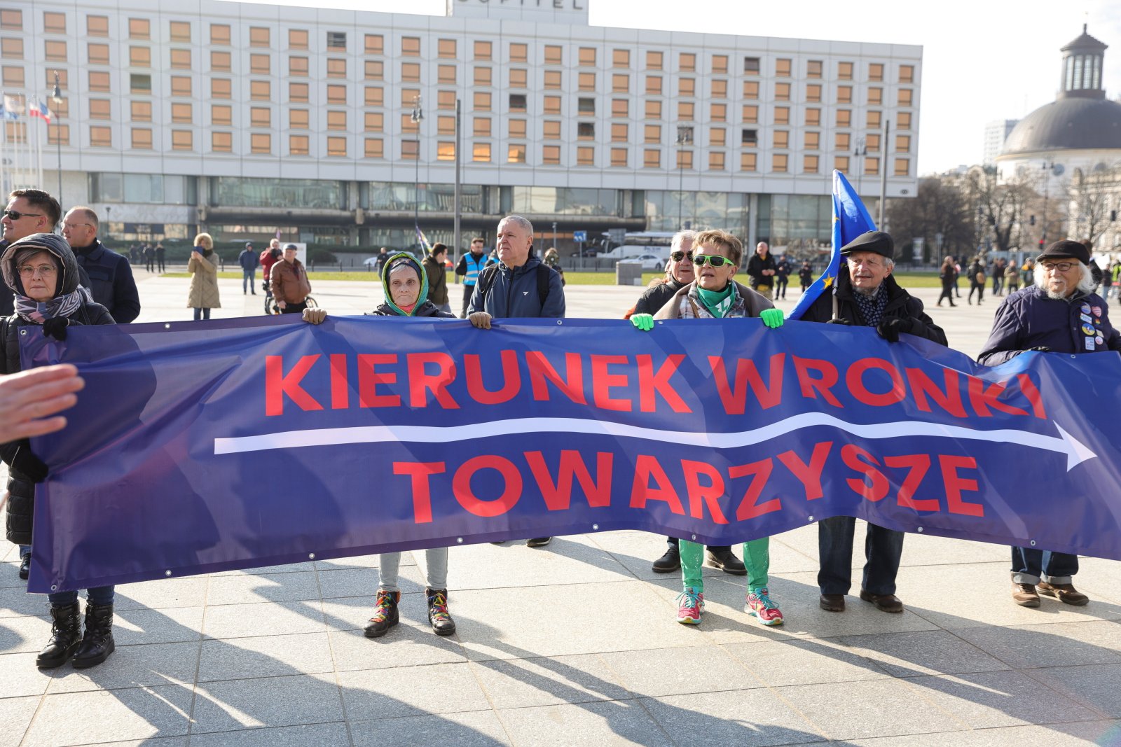 „Pamięci 95 ofiar Lecha Kaczyńskiego”. Awantura o wieniec podczas miesięcznicy - INFBusiness