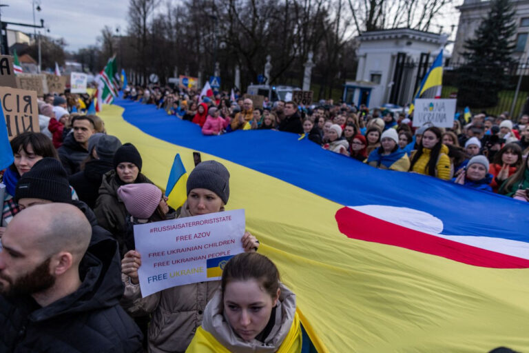 Druga rocznica wuybuchu wojny na Ukrainie. Wielka demonstracja w Warszawie - INFBusiness