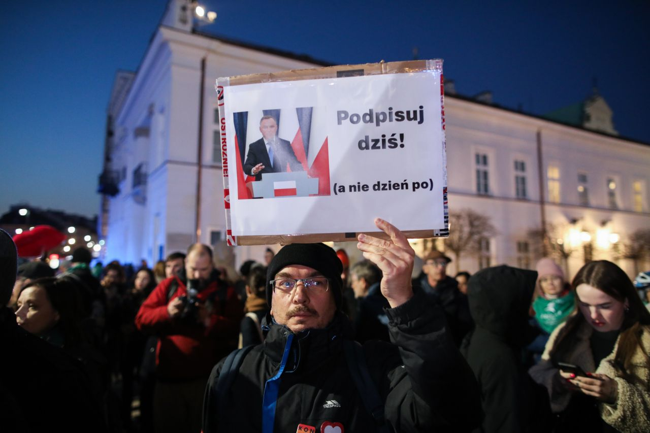 Sondaż. Polacy chcą legalizacji aborcji i referendum. Frekwencja jak w październiku - INFBusiness