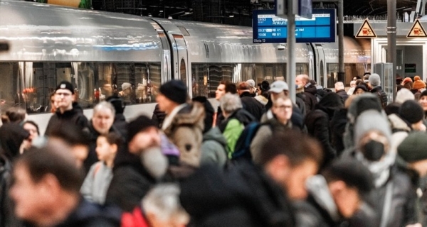 Niemieckie koleje, Deutsche Bahn, nie radzą sobie z punktualnością. Mają coraz większe straty finansowe /MARKUS SCHOLZ/DPA /AFP