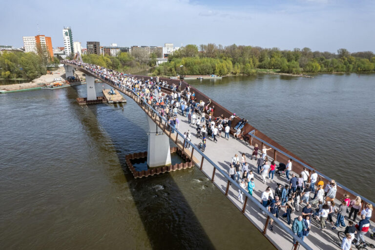 Sondaż: Jak Polacy oceniają otwartą w Warszawie kładkę pieszo-rowerową - INFBusiness