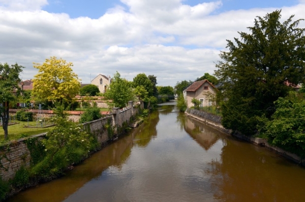 Władze miasteczka Saint-Amand-Montrond w centralnej Francji sprzeda dom za 1 euro, ale stawiają przed kupującym wyśrubowane warunki /ALAIN JOCARD /AFP