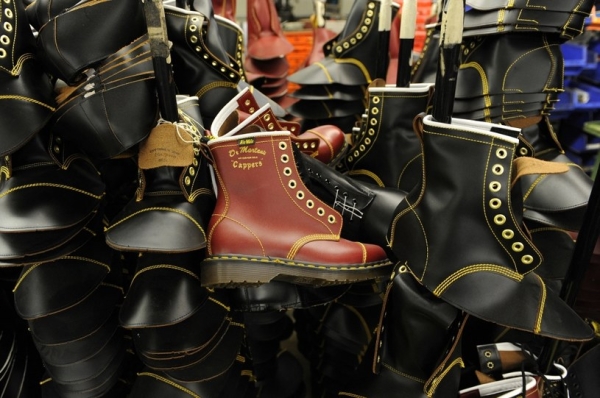 Dr. Martens zapowiedział, że przychody ze sprzedaży marki obuwniczej w 2025 roku spadną dwucyfrowo w porównaniu z rokiem ubiegłym /BEN STANSALL / AFP /AFP