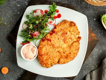 Kotlet na talerzu z dodatkami