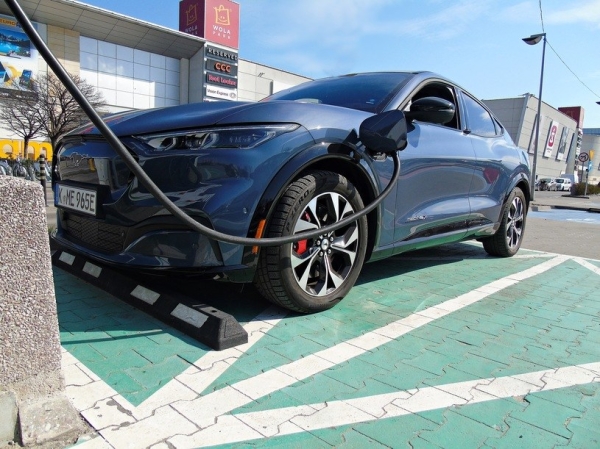 Ford przyznał, że pierwszy kwartał 2024 r. zaliczył na sporym minusie. To przez straty wygenerowane przez auta elektryczne. Na zdjęci Ford mustang mach-E /INTERIA.PL