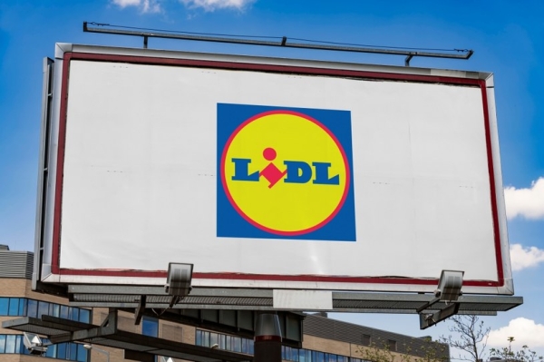 Lidl wstawia do sklepów automaty. Klienci biorą z nich pieniądze na zakupy. /monticello /123RF/PICSEL