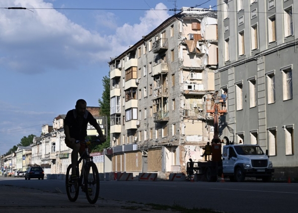 Niemcy myślą o biznesie w Ukrainie. Chcą wspierać swoje firmy działające w Ukrainie teraz, ale także te, które będa uczestniczyć w powojennej odbudowie. Na zdj. zniszczenia w Charkowie /GENYA SAVILOV /AFP