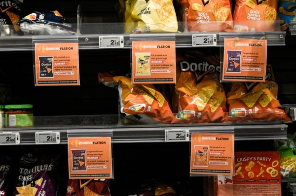 Carrefour we Francji umieszcza ostrzeżenia o produktach, które uległy "shrinkflacji". Już niedługo taki obowiązek spocznie na wszystkich supermarketach /MAGALI COHEN / Hans Lucas /AFP