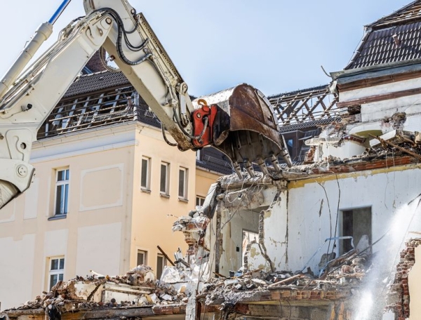 Setki budynków mieszkalnych w Polsce do wyburzenia. Czekają i niszczeją