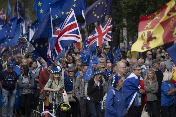 KE chce, podróżowanie między UE i Wielką Brytanią było łatwiejsze dla młodych Europejczyków /AFP