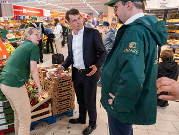 Wiceminister rolnictwa Michał Kołodziejczak i inspektor IJHARS