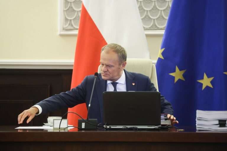 Najnowszy sondaż: formacja Donalda Tuska wygrywa z partią Jarosława Kaczyńskiego - INFBusiness