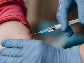AstraZeneca wycofuje swoją szczepionkę na COVID-19. Co jest powodem? - INFBusiness