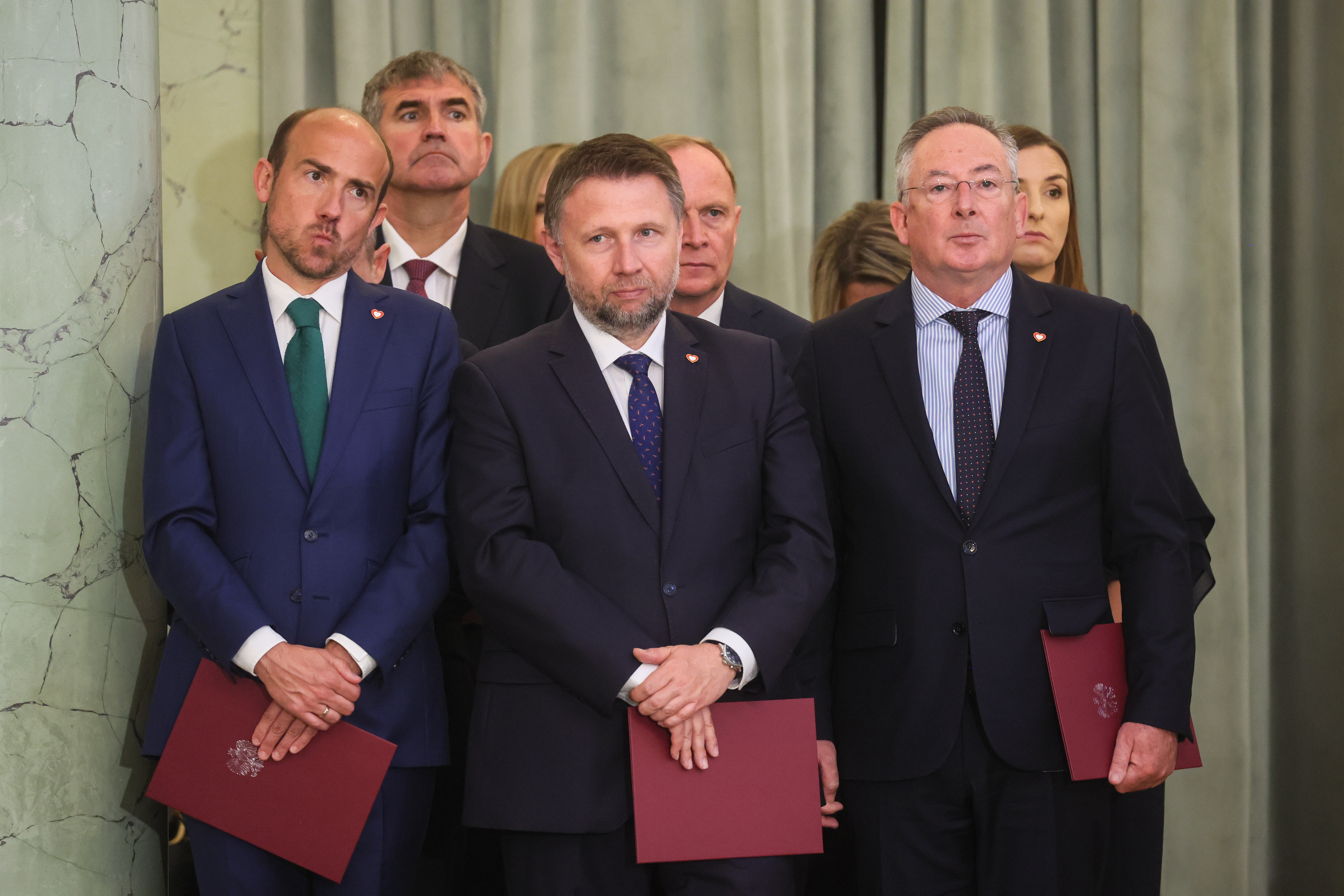 Sondaż: Czy ministrowie i posłowie powinni startować w wyborach do PE? Polacy ocenili - INFBusiness