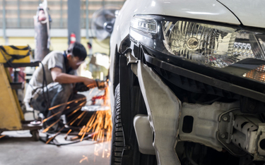 Allianz płaci za naprawy samochodów używanymi częściami - INFBusiness