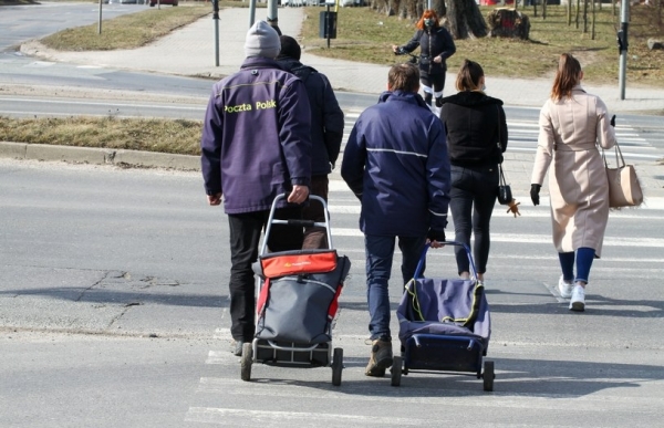 Listonosze mają coraz większy problem z dostarczaniem listów i przesyłek, szczególnie na terenie ogrodzonych osiedli /Artur Szczepanski/REPORTER /Reporter