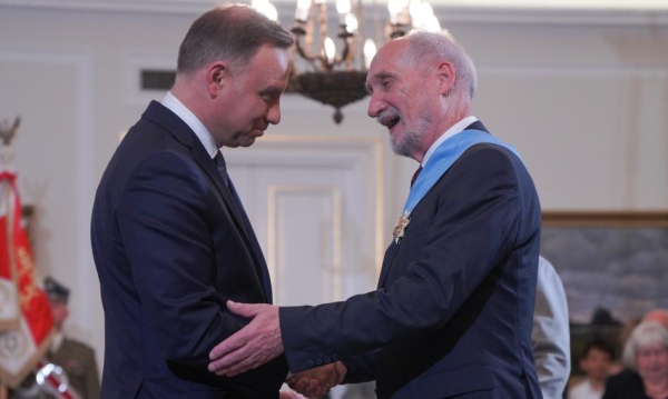 &quot;Macierewicz to siódmy cud świata&quot;. Prezydent wzywa szefa MSZ do działania