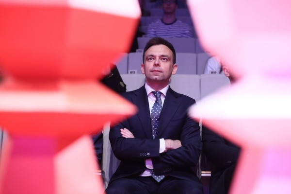 Minister finansów Andrzej Domański podczas turnieju szachowego Grand Chess Tour Superbet Rapid & Blitz Poland 2024 w Warszawie. Czy minister dokona udanych roszad w systemie finansowania samorządów? / 	Leszek Szymański    /PAP