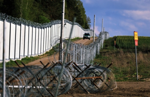 Jurowlany na Podlasiu - mur na granicy Polski z Bialorusią chroniony przez Straż Graniczną i Wojsko Polskie /Stach Antkowiak /Reporter