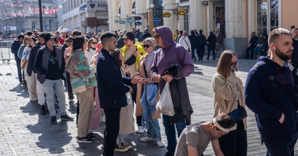 Rosjanie opuszczają Turcję? Na zdj. kolejka przed rosyjskim konsulatem w Stambule, w czasie niedawnych wyborów, w których włądzę utrzymał W.Putin /BULENT KILIC / AFP /AFP