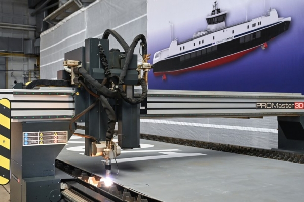 W gdańskiej stoczni Remontowa Shipbuilding odbyła się uroczystość cięcia blachy do nowego promu /PAP/Adam Warżawa    /PAP
