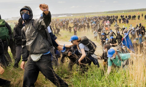 Szturm ponad 1000 protestujących na fabrykę Tesli w Niemczech