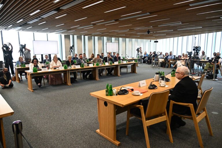 Sondaż: Komisje śledcze? Tylko co piąty Polak ocenia ich pracę pozytywnie - INFBusiness