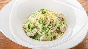 Tagliatelle z kurczakiem i pesto z pietruszki