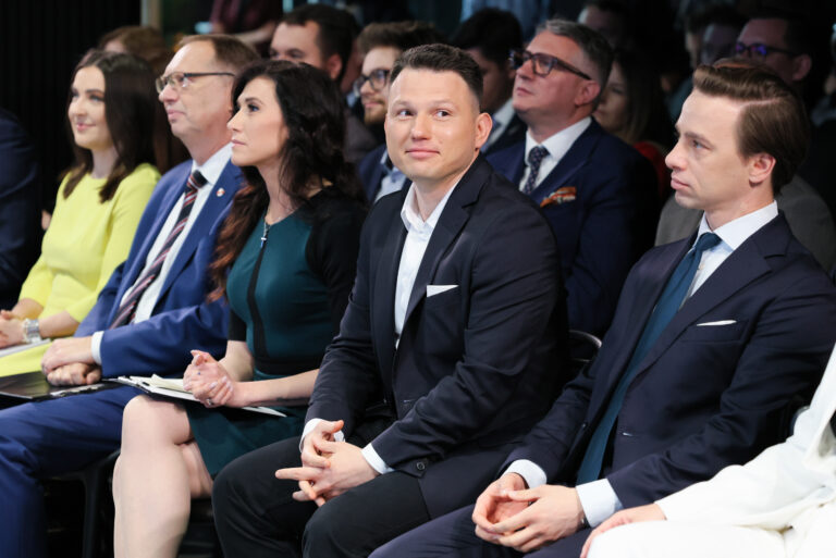 Wybory do PE. Sondaż: KO wyraźnie przed PiS. Rekordowy wzrost notowań Konfederacji - INFBusiness