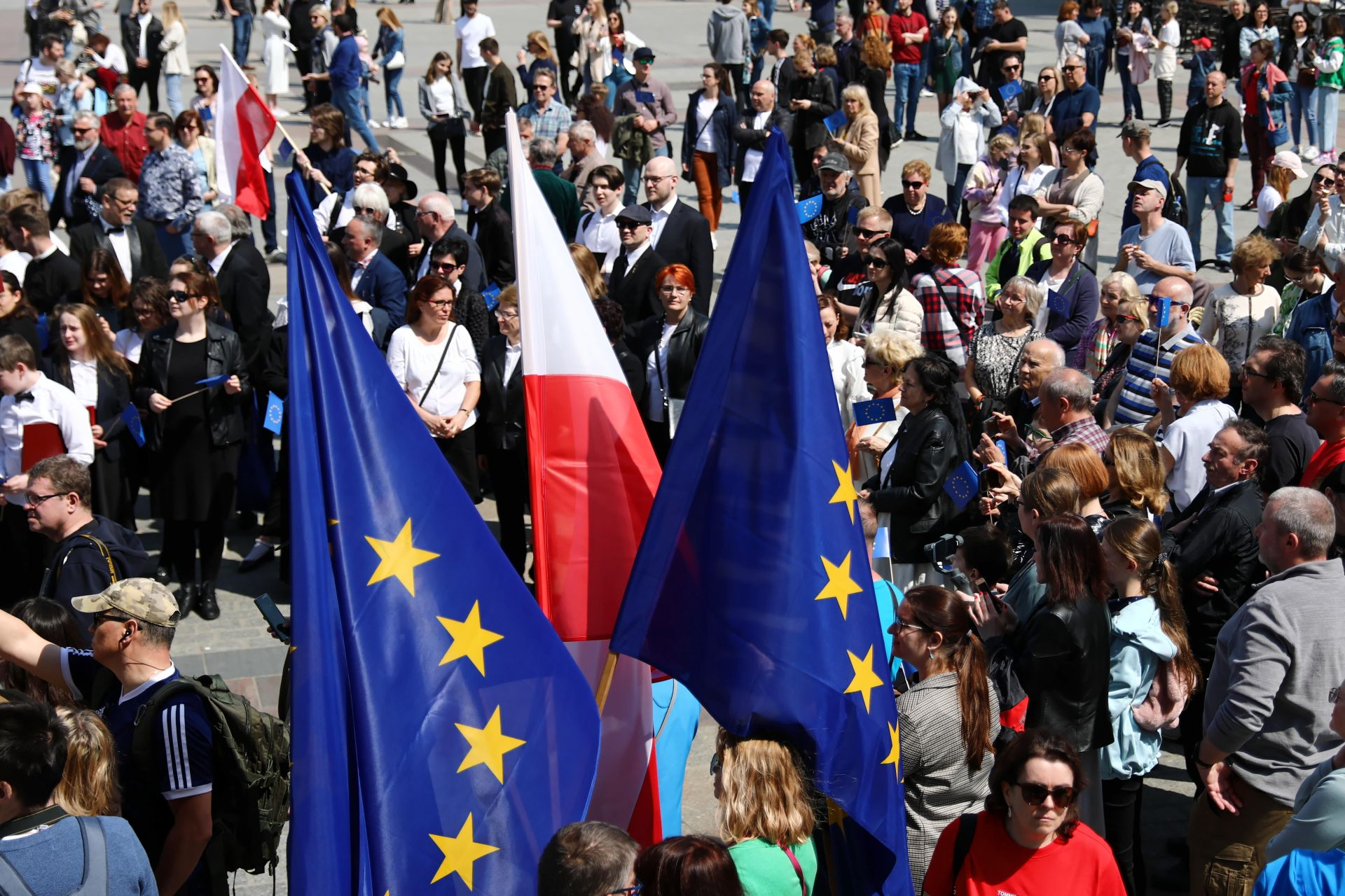 Sondaż: Polacy pozytywnie odnoszą się do Unii Europejskiej. Co wpłynęło na spadek? - INFBusiness