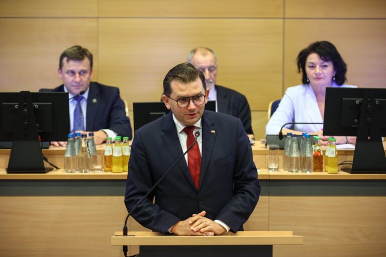 Poseł Kmita znów przegrał głosowanie. Otwarty bunt w małopolskim PiS - INFBusiness