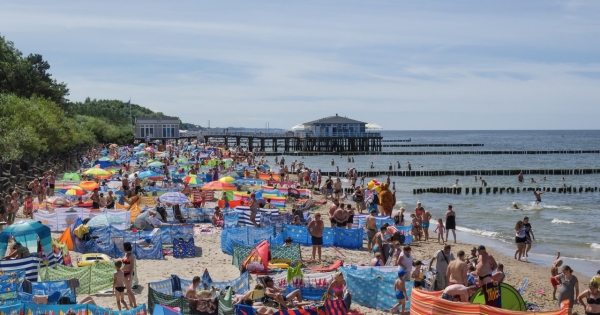 Za rozstawione na plaży parawany można zostać ukaranym, kiedy np. utrudniają one poruszanie się straży pożarnej czy karetek pogotowia /photowrzesien /123RF/PICSEL