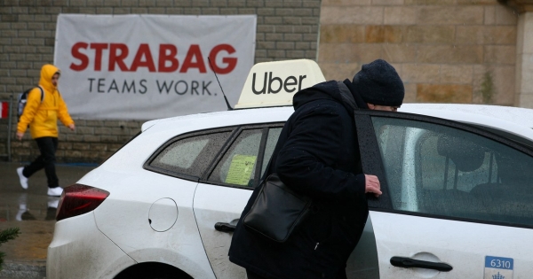 17 czerwca w życie wchodzą zapisy noweli ustawy o transporcie drogowym. Uderzą w Ubera, Bolta czy FreeNow /Klaudia Radecka /AFP