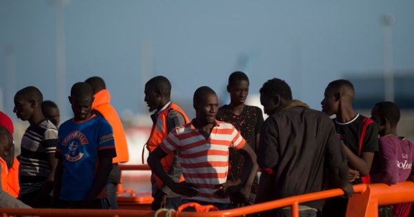 Polska będzie musiała zrównać zasiłki dla migrantów? Oto, co znalazło się w unijnej dyrektywie /JORGE GUERRERO /AFP