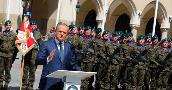 Premier Donald Tusk z żołnierzami podczas obchodów 80. rocznicy bitwy o Monte Cassino /Klaudia Radecka/NurPhoto /AFP