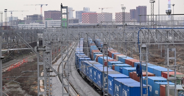 Mimo kolejnych pakietów sankcji do Rosji wciąż trafiają towary objęte embargiem. Na zdjęciu kontenery na obrzeżach Moskwy /AFP