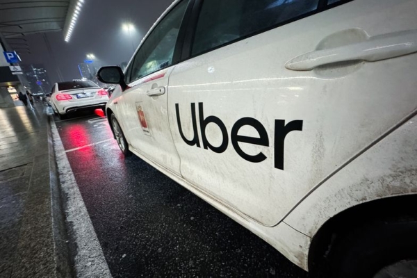 Uber nadal jeździ bez polskiego prawa jazdy. Policja ostrzy sobie zęby