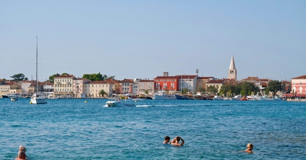 Urlop w Chorwacji w tym roku może być wyzwaniem z powodu ekstremalnych upałów. Na zdj. panorama miasta Porec na półwyspie Istria /AFP