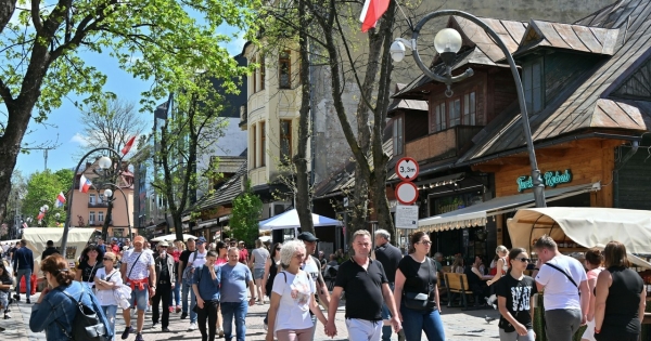 Polacy chętnie wybierają na urlop nie tylko polskie, ale i czeskie góry. W tym roku jednak właściciele pensjonatów są zaniepokojeni /pawel murzyn /East News