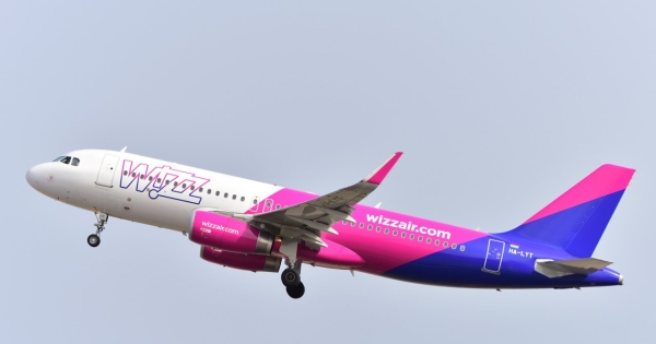 Wizz Air zrezygnował z 10 euro opłaty systemowej, która często obciążała pasażerów /123RF/PICSEL