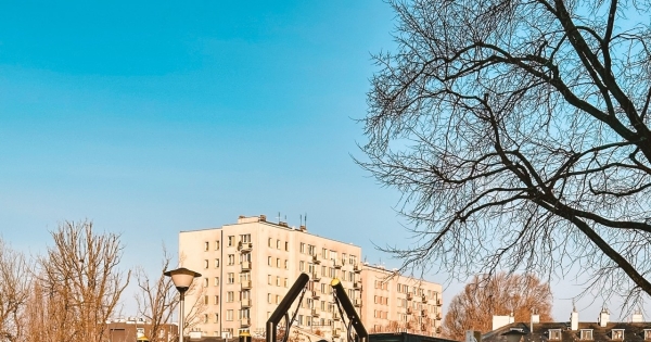 Centrum Lokalne Kamionek powstało na miejscu dawnego bazaru Rogatka. Jedną z atrakcji jest plac zabaw dla dzieci. Źródło: pragapld.um.warszawa.pl /