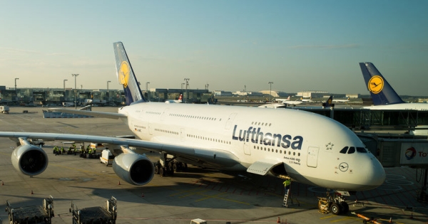 Lufthansa wprowadza dodatkowe opłaty /123RF/PICSEL