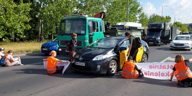 Warszawa: Aktywiści zablokowali Dolinę Służewiecką. Przykleili się do asfaltu - INFBusiness