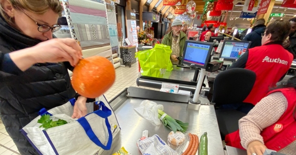 Auchan tnie zatrudnienie. W ciągu roku zwolnił 634 pracowników /123RF/PICSEL