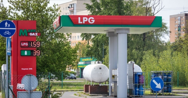 LPG jesienią mocno podrożeje. Tak tani jak w czasie pandemii najpewniej nigdy już nie będzie. Na zdj. stacja paliw w połowie 2020 roku /ARKADIUSZ ZIOLEK /East News