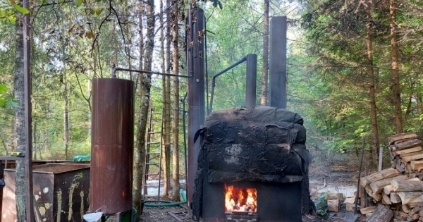 Funkcjonariusze podlaskiej KAS odkryli ponad 700 litrów gotowego bimbru i aparaturę do produkcji /Podlaska KAS /