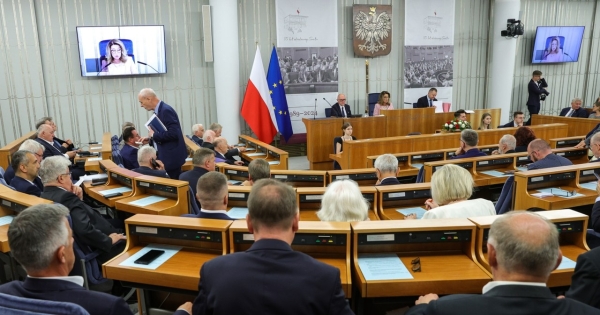 Senat nie zaproponował poprawek do nowelizacji ustawy o finansach publicznych /Rafał Guz /PAP